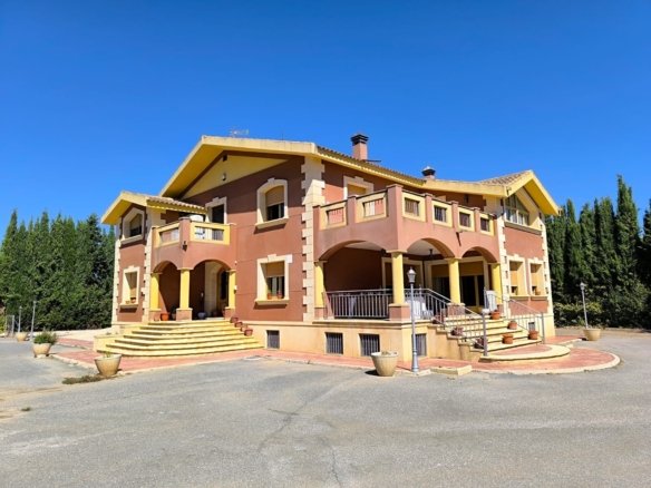 6 Bedroom 3 Bathroom Villa in Yecla - Caza De Casa