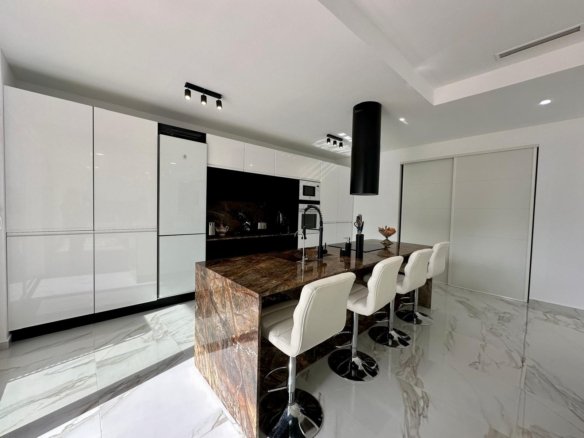 5 Bedroom 3 Bathroom Villa in Petrer - Caza De Casa