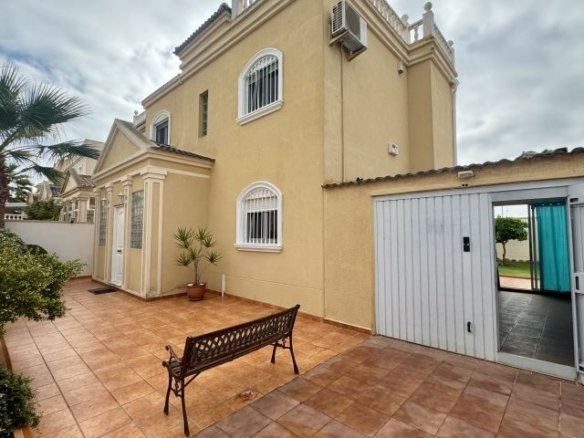 4 Bedroom 2 Bathroom Villa in Torrevieja - Caza De Casa