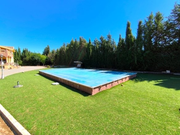 6 Bedroom 3 Bathroom Villa in Yecla - Caza De Casa