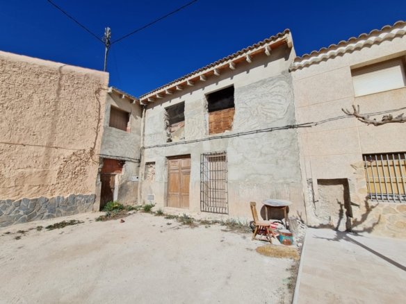 6 Bedroom 3 Bathroom Town House in Pinoso - Caza De Casa