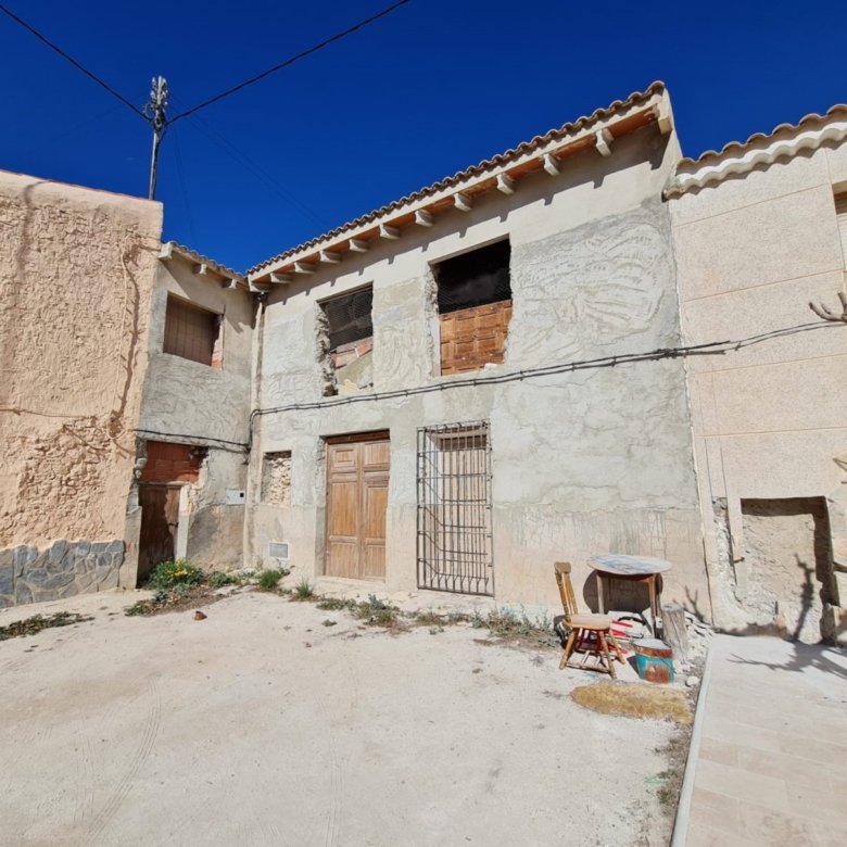 6 Bedroom 3 Bathroom Town House in Pinoso - Caza De Casa
