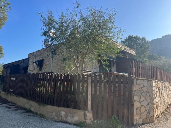 3 Bed 2 Bath Finca in Gea Y Truyols - Caza De Casa