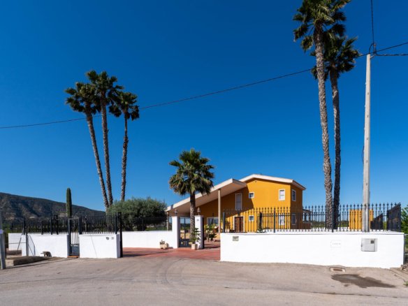 5 Bedroom 3 Bathroom Finca in Orihuela - Caza De Casa