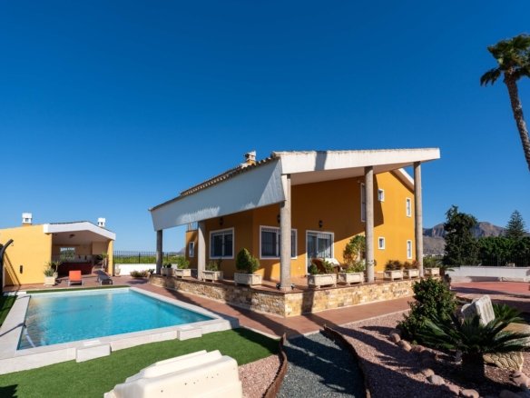 5 Bedroom 3 Bathroom Finca in Orihuela - Caza De Casa