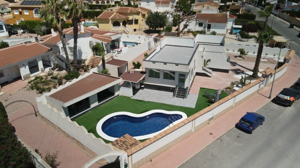 3 Bed 2 Bath Villa in Ciudad Quesada - Caza De Casa