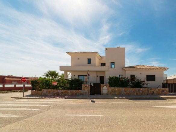 4 Bed 3 Bath Villa in Los Montesinos - Caza De Casa