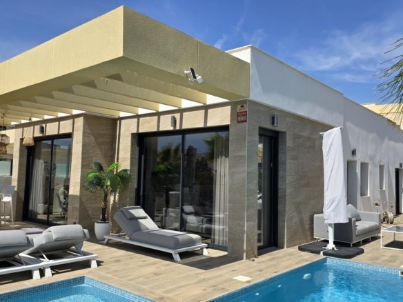 3 Bed 2 Bath Villa in Los Montesinos - Caza De Casa