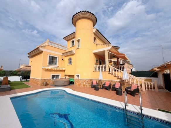 4 Bedroom 3 Bathroom Villa in Lo Crispin - Caza De Casa