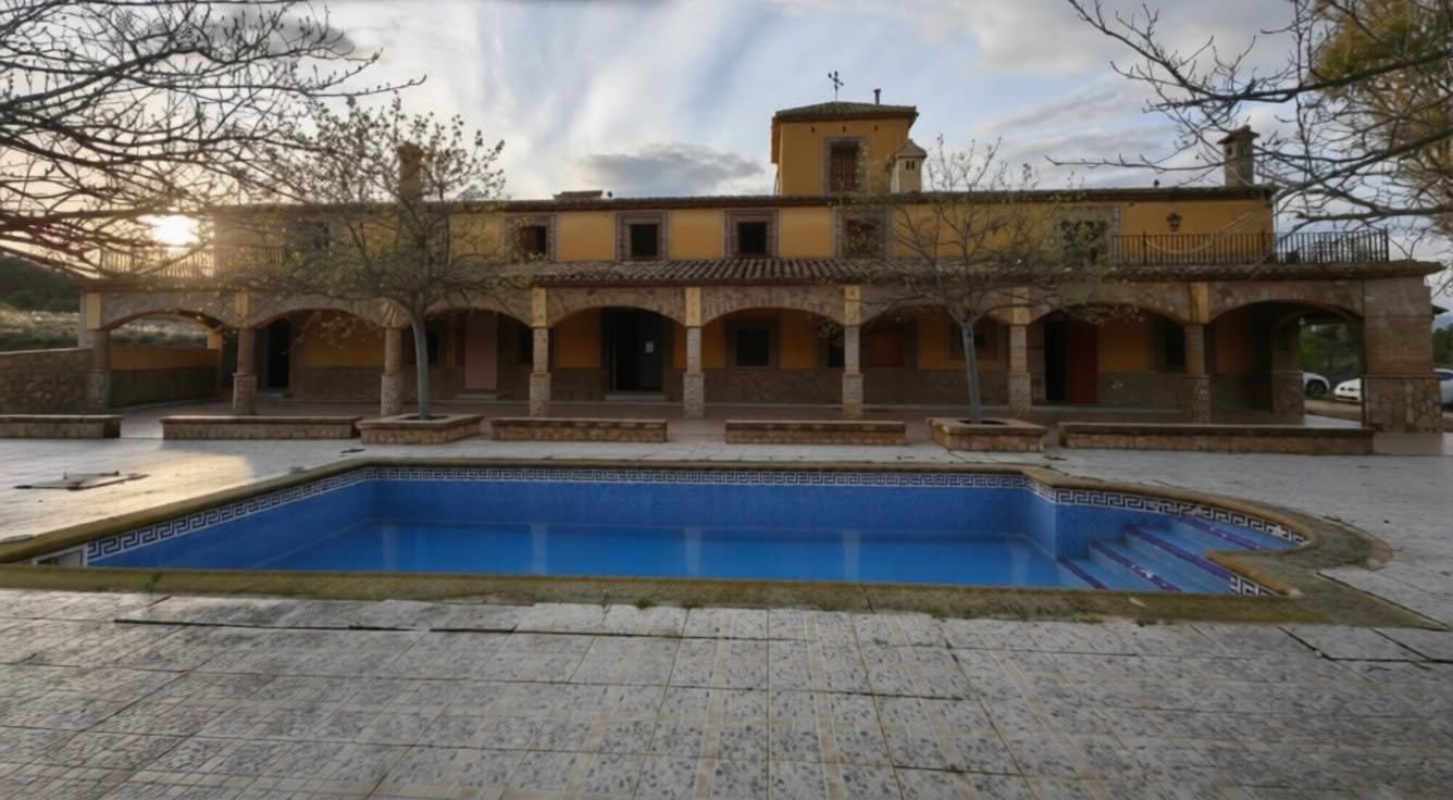 Pool and arched porch of the 11 bedroom estate in Lorca, Murcia