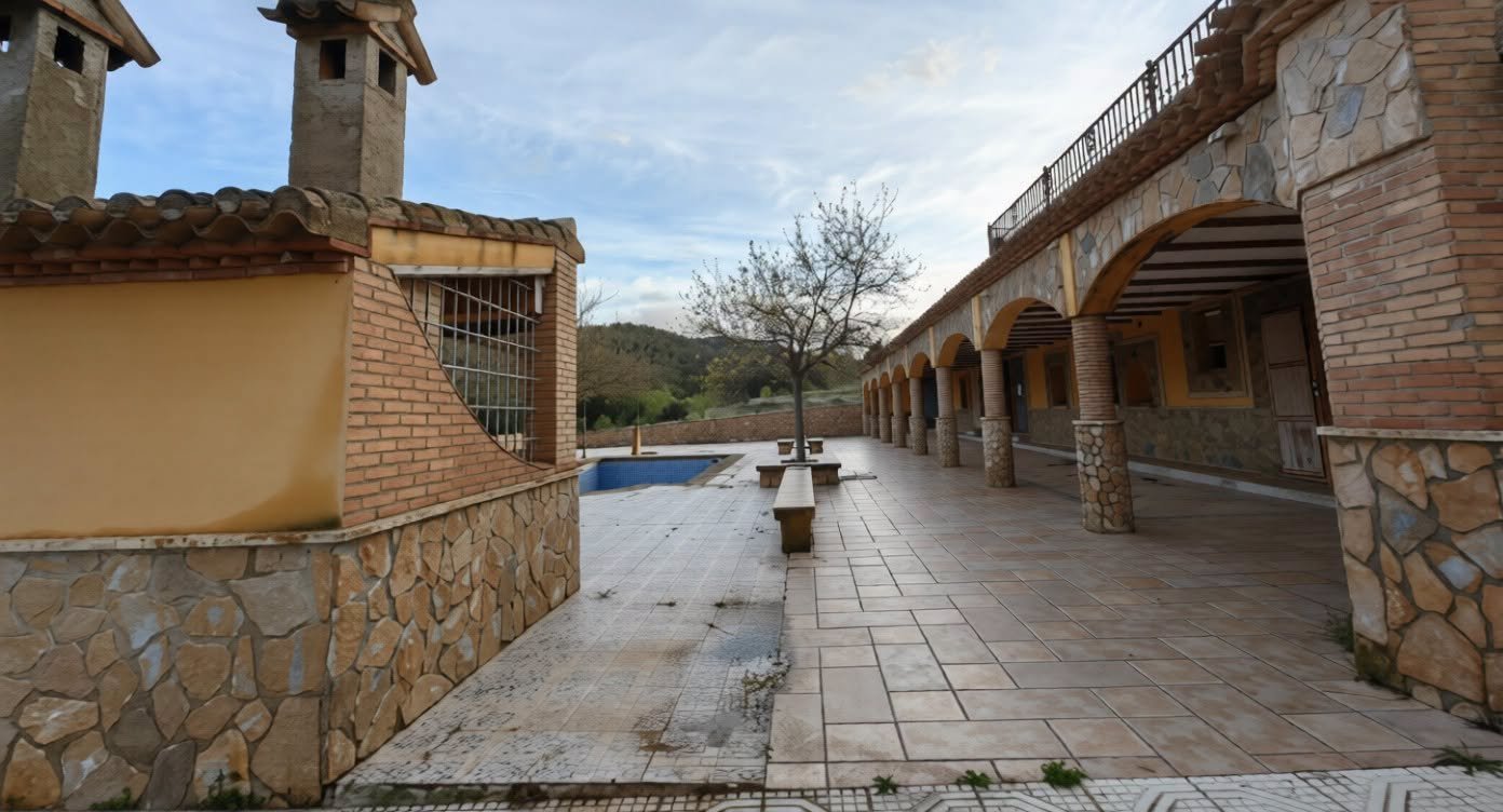 Covered arched gallery with lanterns, Lorca estate