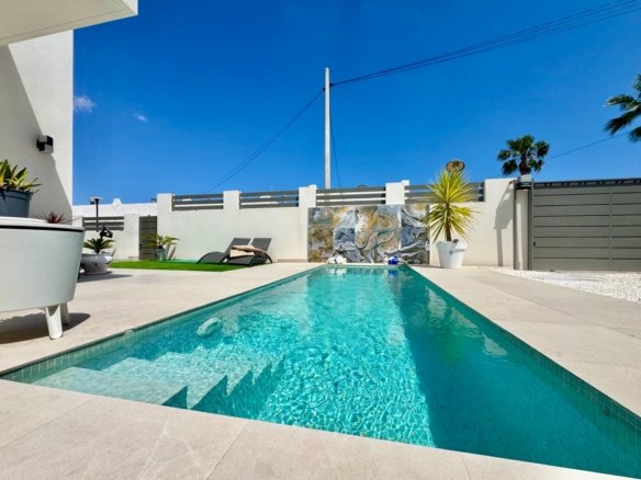 3 Bedroom 2 Bathroom Villa in San Miguel de Salinas - Caza De Casa