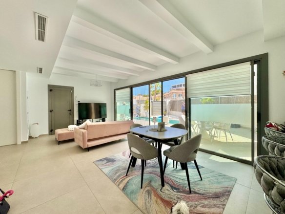 3 Bedroom 2 Bathroom Villa in San Miguel de Salinas - Caza De Casa