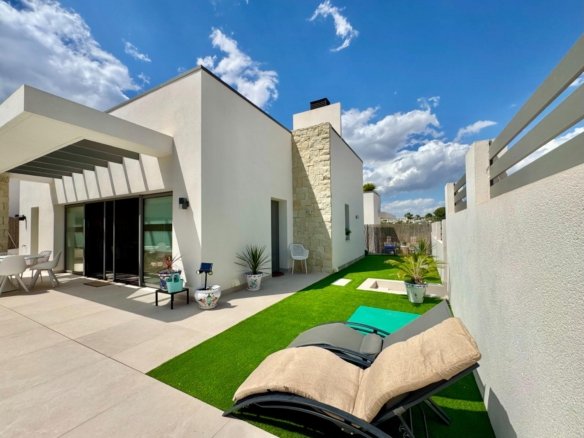 3 Bedroom 2 Bathroom Villa in San Miguel de Salinas - Caza De Casa