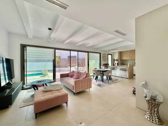 3 Bedroom 2 Bathroom Villa in San Miguel de Salinas - Caza De Casa