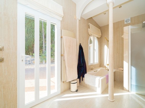 5 Bedroom 4 Bathroom Villa in Altea - Caza De Casa