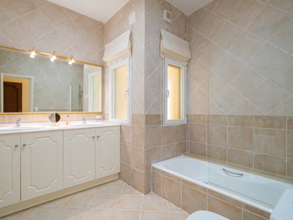 5 Bedroom 4 Bathroom Villa in Altea - Caza De Casa