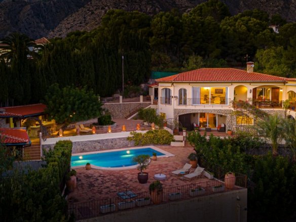 5 Bedroom 4 Bathroom Villa in Altea - Caza De Casa