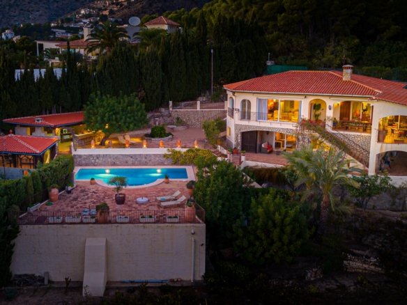 5 Bedroom 4 Bathroom Villa in Altea - Caza De Casa