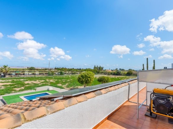 6 Bedroom 3 Bathroom Villa in Los Montesinos - Caza De Casa