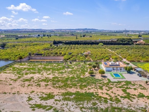6 Bedroom 3 Bathroom Villa in Los Montesinos - Caza De Casa