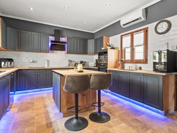 4 Bedroom 2 Bathroom Country House in Torremendo - Caza De Casa