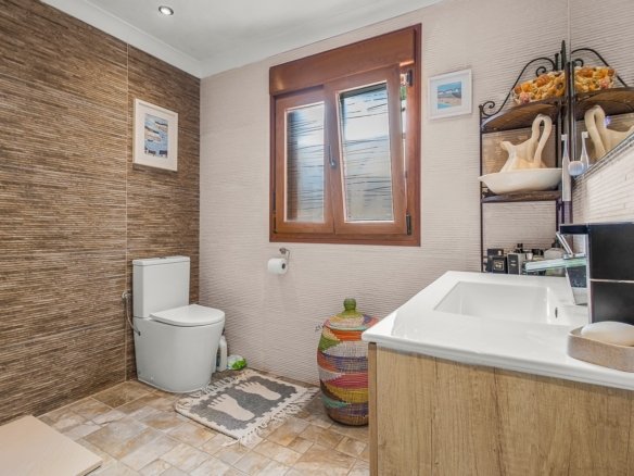 4 Bedroom 2 Bathroom Country House in Torremendo - Caza De Casa