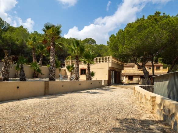 4 Bedroom 2 Bathroom Country House in Torremendo - Caza De Casa