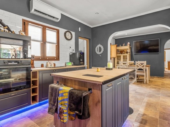 4 Bedroom 2 Bathroom Country House in Torremendo - Caza De Casa