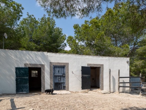 4 Bedroom 2 Bathroom Country House in Torremendo - Caza De Casa