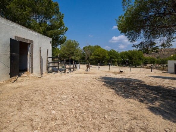 4 Bedroom 2 Bathroom Country House in Torremendo - Caza De Casa