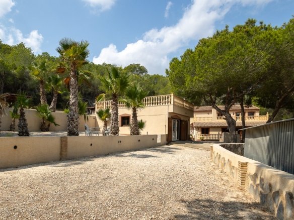 4 Bedroom 2 Bathroom Country House in Torremendo - Caza De Casa