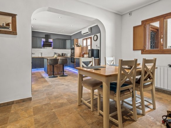 4 Bedroom 2 Bathroom Country House in Torremendo - Caza De Casa