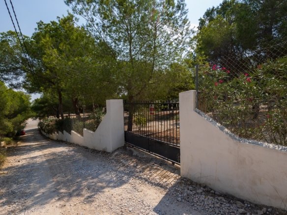 4 Bedroom 2 Bathroom Country House in Torremendo - Caza De Casa