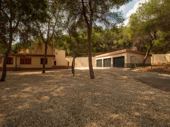 4 Bedroom 2 Bathroom Country House in Torremendo - Caza De Casa