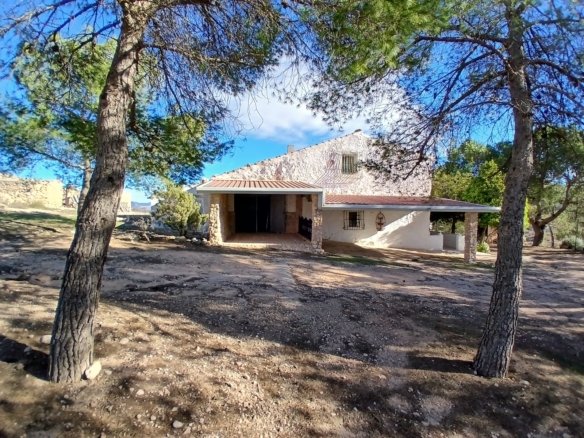6 Bed 1 Bath Country House in Caudete - Caza De Casa
