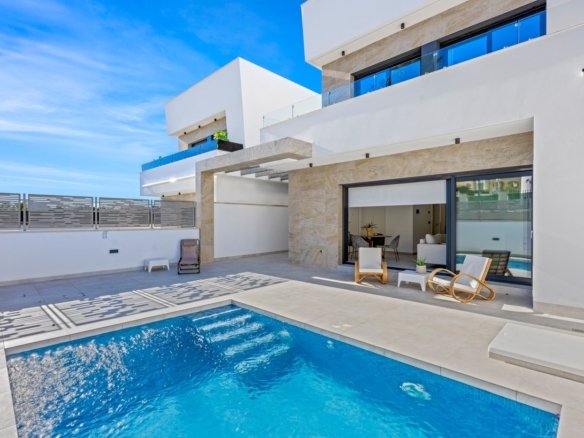 3 Bedroom 3 Bathroom Villa in Villamartin - Caza De Casa