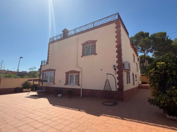 7 Bedroom 4 Bathroom Villa in Torrevieja - Caza De Casa