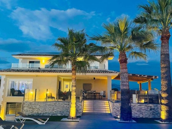 4 Bedroom 3 Bathroom Villa in Alfas del Pi - Caza De Casa