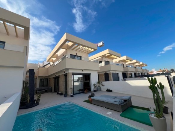 3 Bedroom 3 Bathroom Villa in Los Montesinos - Caza De Casa
