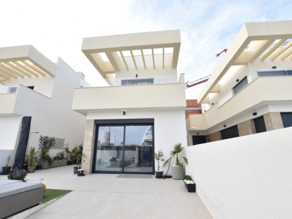 3 Bedroom 3 Bathroom Villa in Los Montesinos - Caza De Casa