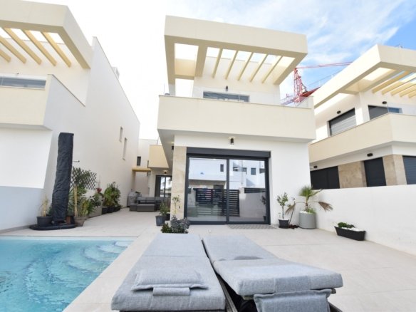 3 Bedroom 3 Bathroom Villa in Los Montesinos - Caza De Casa