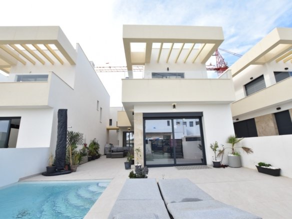 3 Bedroom 3 Bathroom Villa in Los Montesinos - Caza De Casa