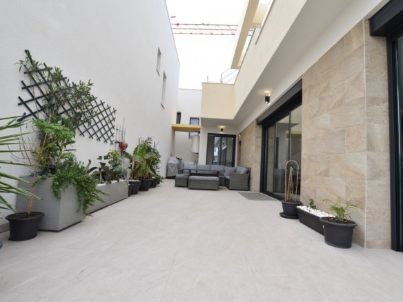 3 Bedroom 3 Bathroom Villa in Los Montesinos - Caza De Casa