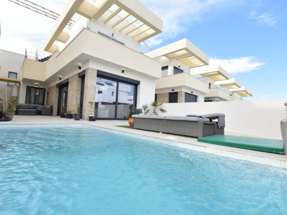 3 Bedroom 3 Bathroom Villa in Los Montesinos - Caza De Casa