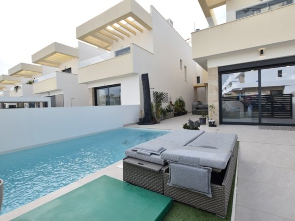 3 Bedroom 3 Bathroom Villa in Los Montesinos - Caza De Casa