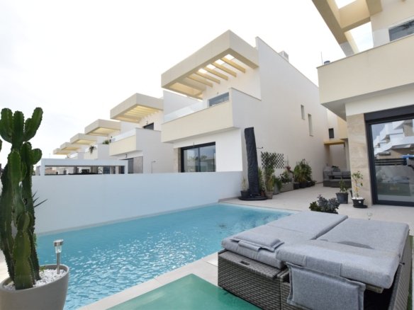 3 Bedroom 3 Bathroom Villa in Los Montesinos - Caza De Casa