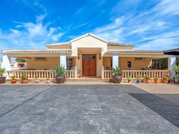 6 Bed 3 Bath Country House in Heredades - Caza De Casa