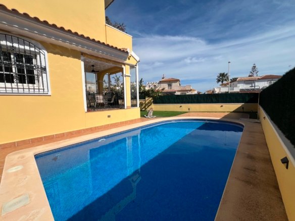 3 Bedroom 2 Bathroom Villa in Orihuela Costa - Caza De Casa
