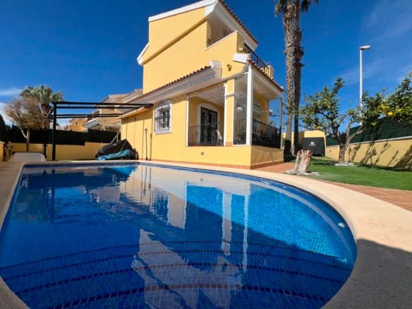 3 Bedroom 2 Bathroom Villa in Orihuela Costa - Caza De Casa